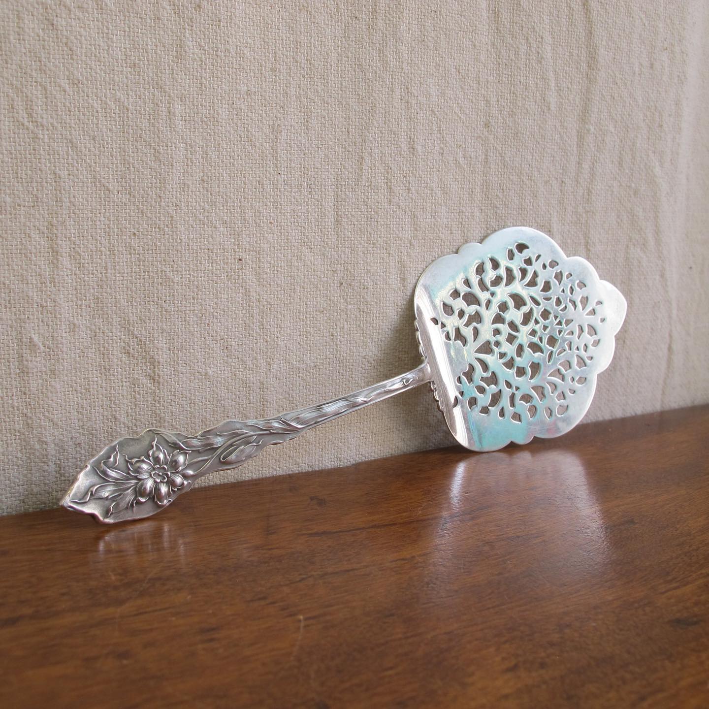 Edwardian / Victorian sterling silver reticulated tomato server or small cake server, beautiful crisp quality, c. 1900