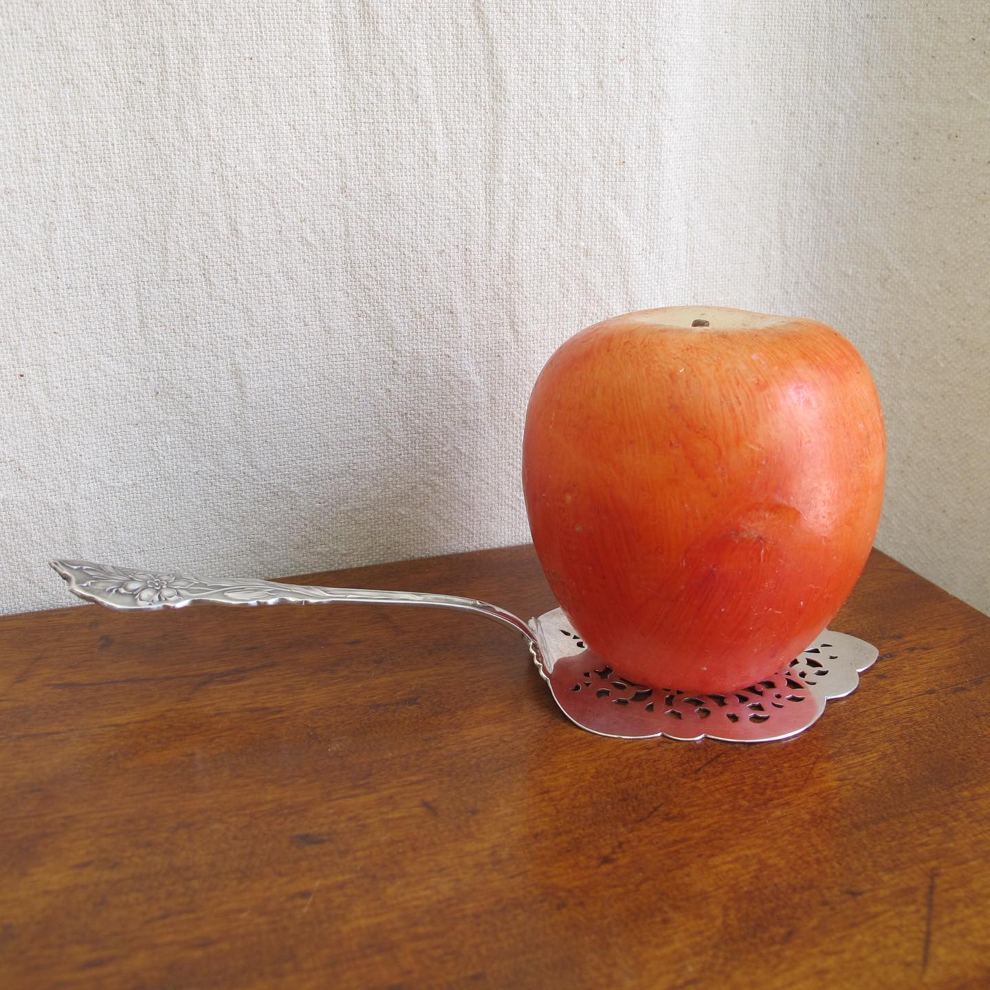 Edwardian / Victorian sterling silver reticulated tomato server or small cake server, beautiful crisp quality, c. 1900