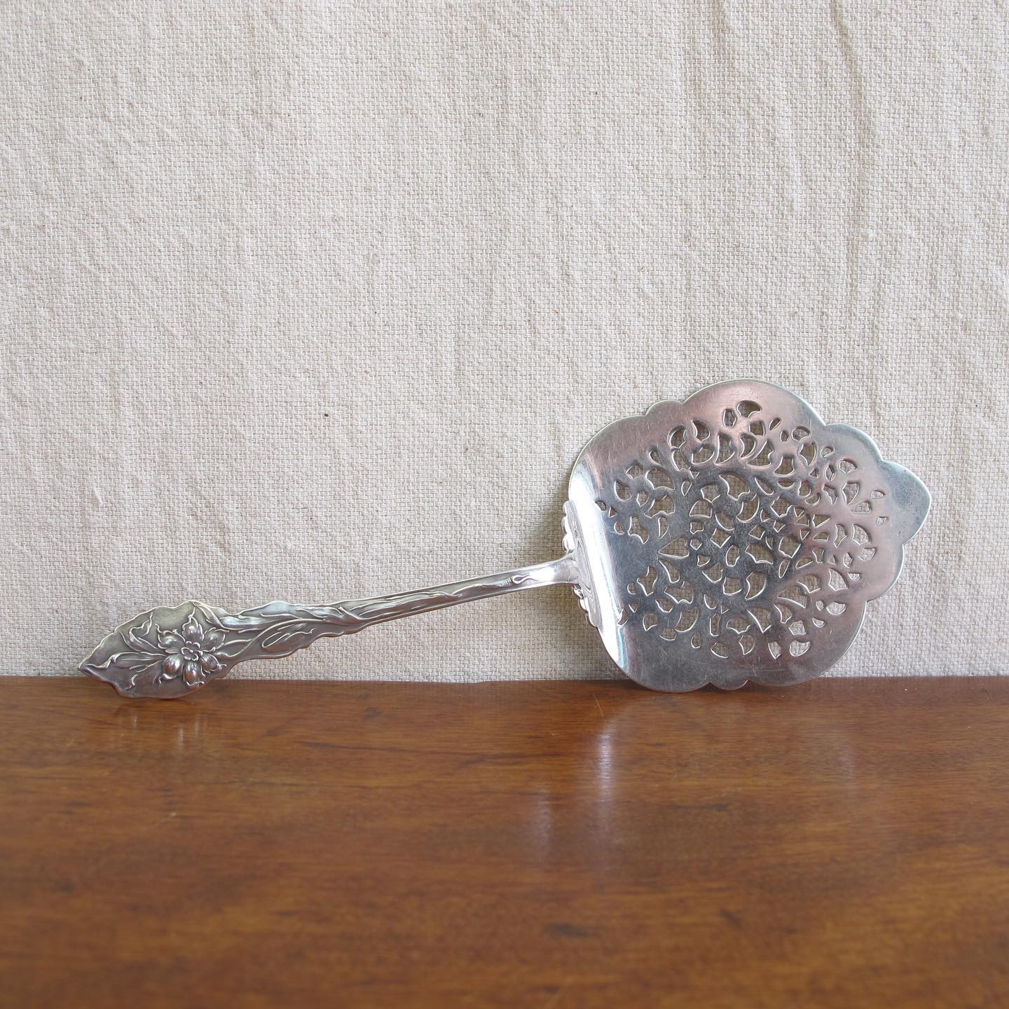 Edwardian / Victorian sterling silver reticulated tomato server or small cake server, beautiful crisp quality, c. 1900