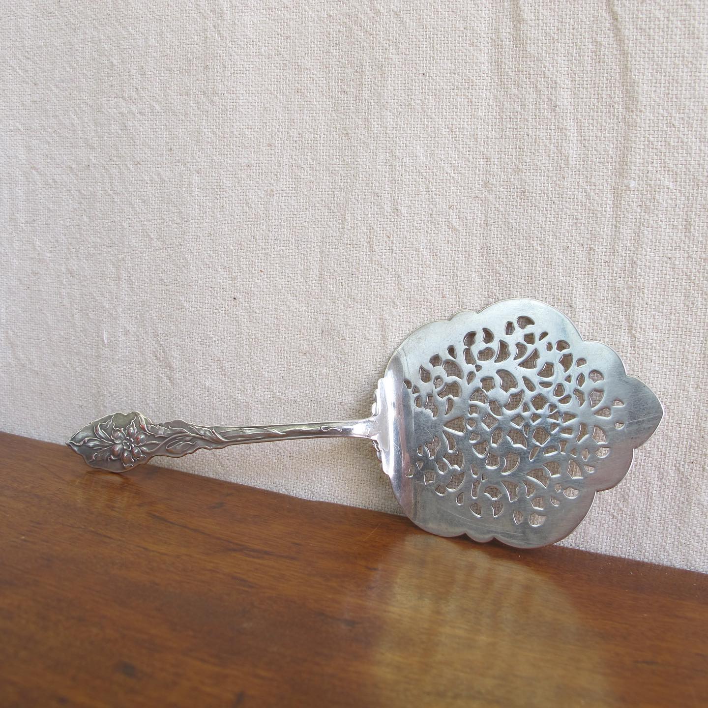 Edwardian / Victorian sterling silver reticulated tomato server or small cake server, beautiful crisp quality, c. 1900