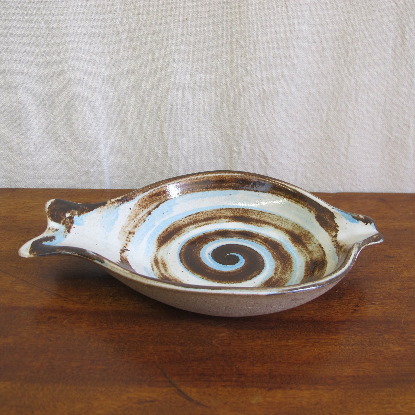 Marshall Studios Gordon and Jane Martz art pottery fish-form plate, c. 1950 1960