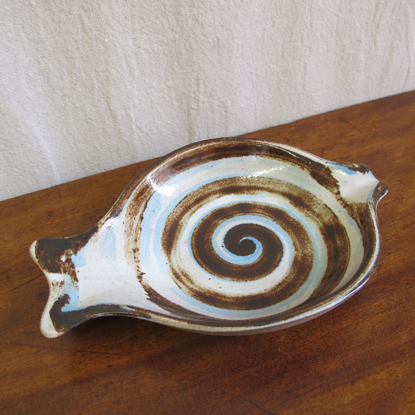 Marshall Studios Gordon and Jane Martz art pottery fish-form plate, c. 1950 1960