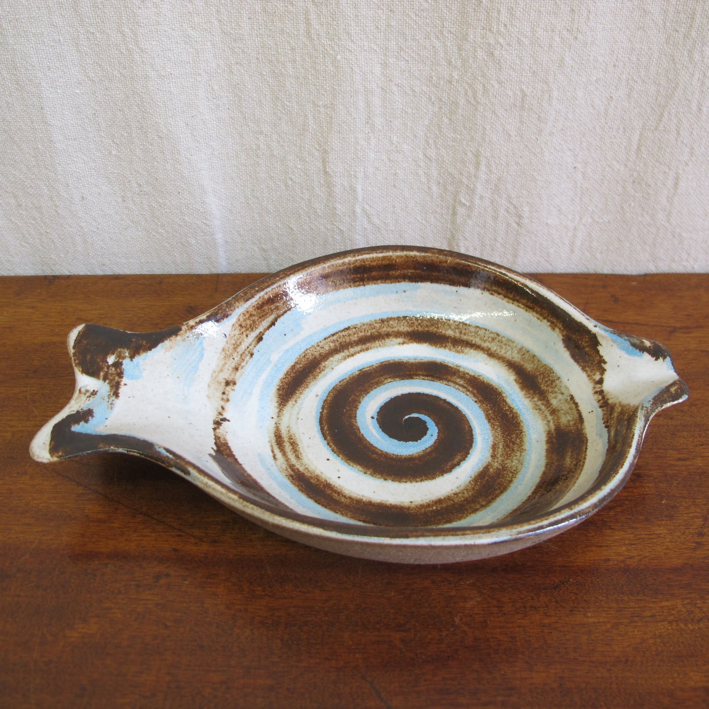Marshall Studios Gordon and Jane Martz art pottery fish-form plate, c. 1950 1960