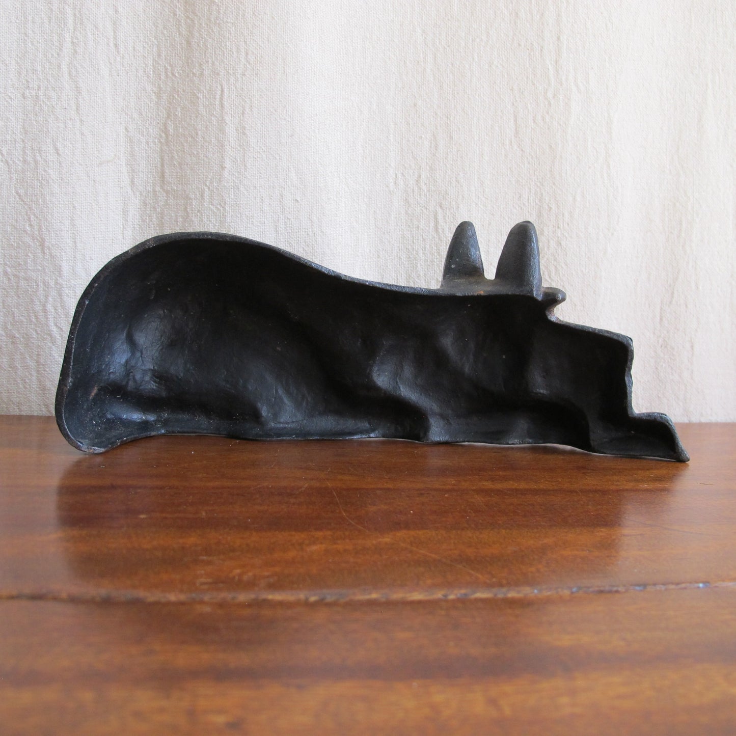 Recumbent Scottie cast iron dog doorstop, 1920 1930 vintage antique