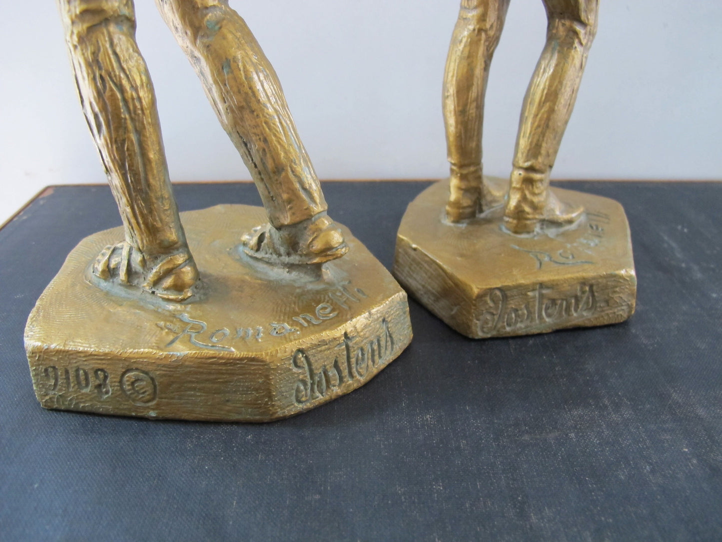 Sculptures Hitchikers Man and Woman Romanelli Jostens USA 9108 9109 Bronze Resin 1960s 1970s MCM Midcentury