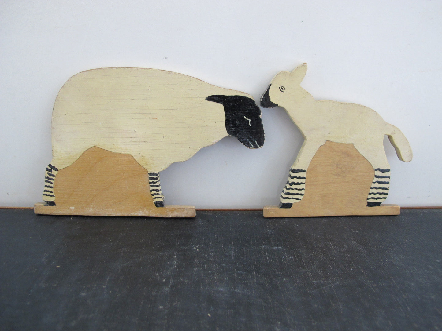 Catharine Chaytor's Jarrow Toys -- 12 animals / groups, 9 slotted stands