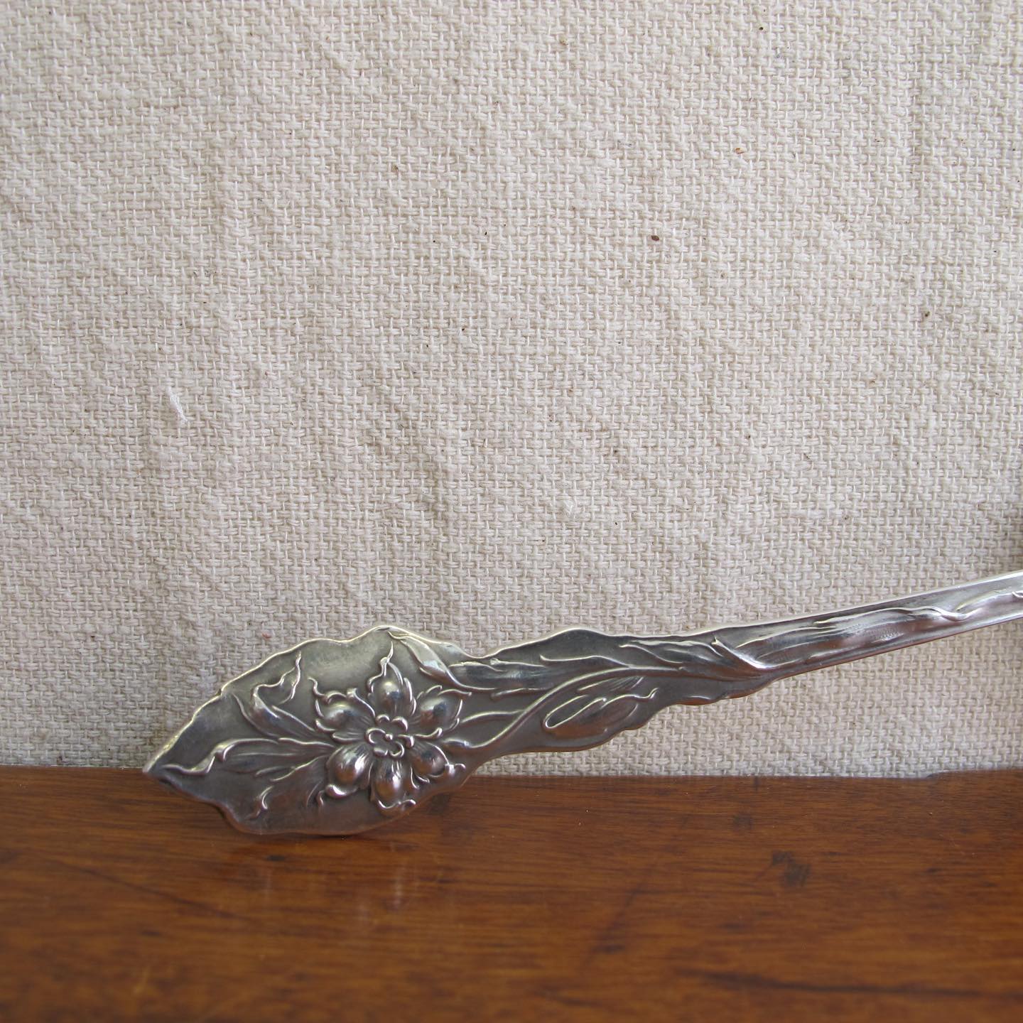 Edwardian / Victorian sterling silver reticulated tomato server or small cake server, beautiful crisp quality, c. 1900