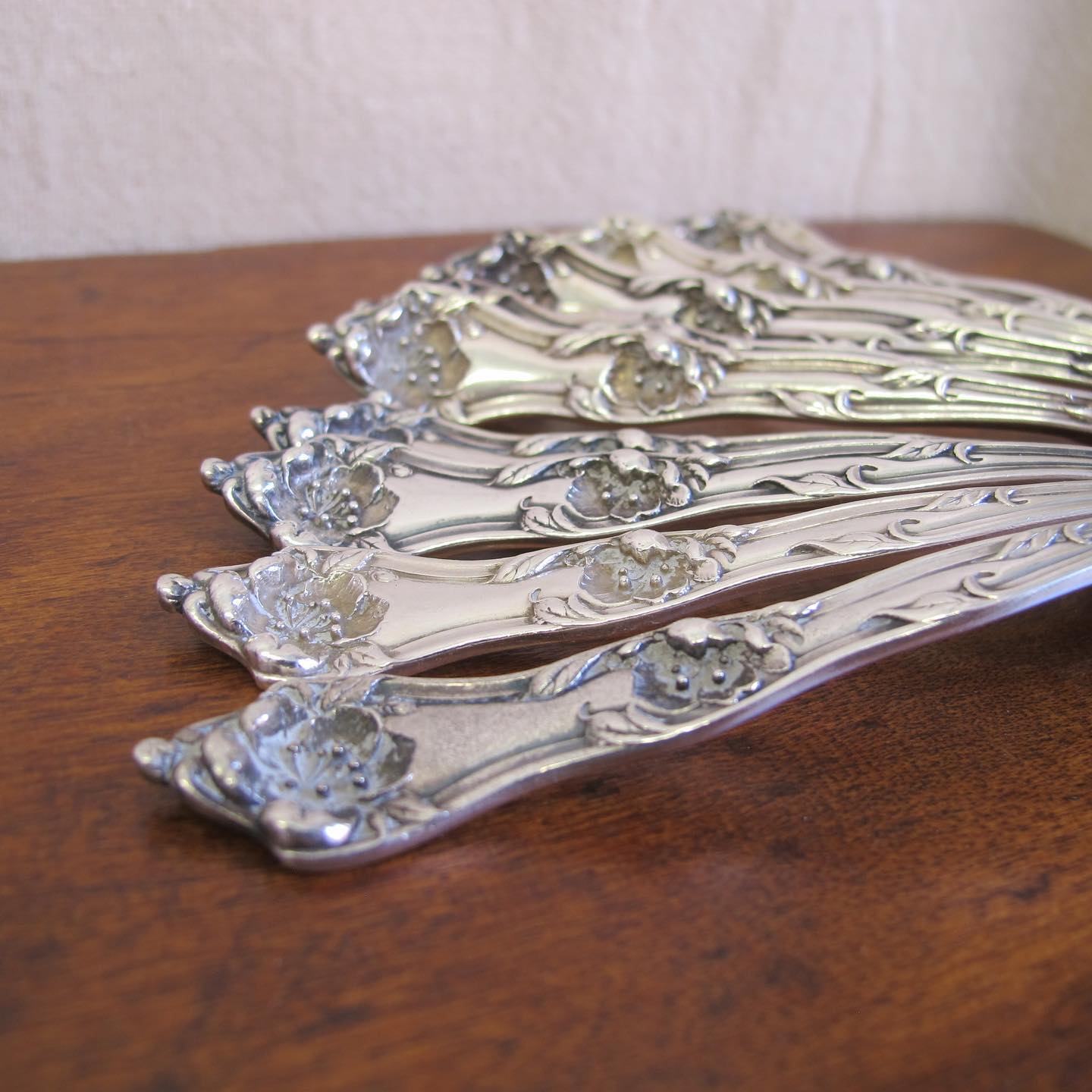 Ten Art Nouveau sterling silver Reed & Barton teaspoons, c. 1900, ‘Poppies’ pattern or possibly the ‘Les 5 Fleurs'