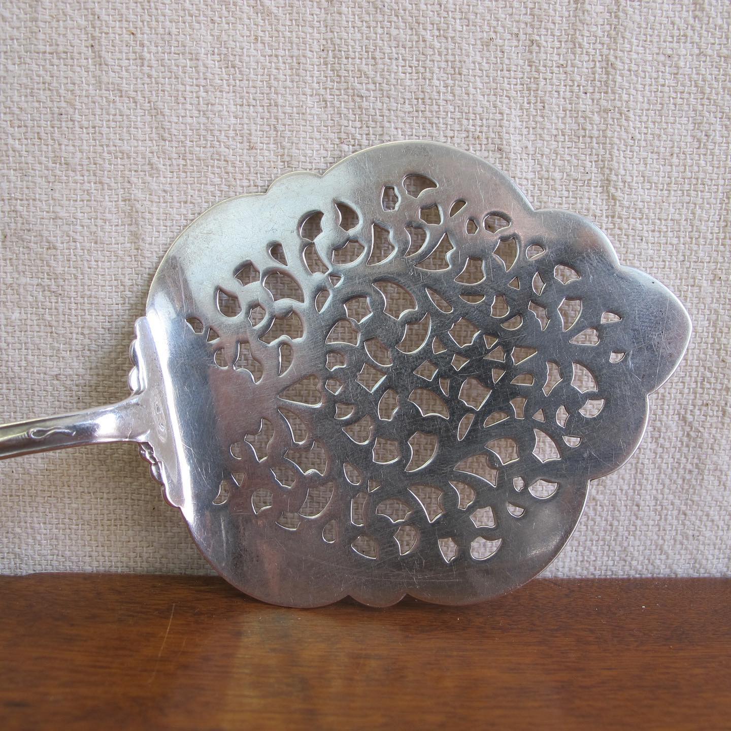 Edwardian / Victorian sterling silver reticulated tomato server or small cake server, beautiful crisp quality, c. 1900