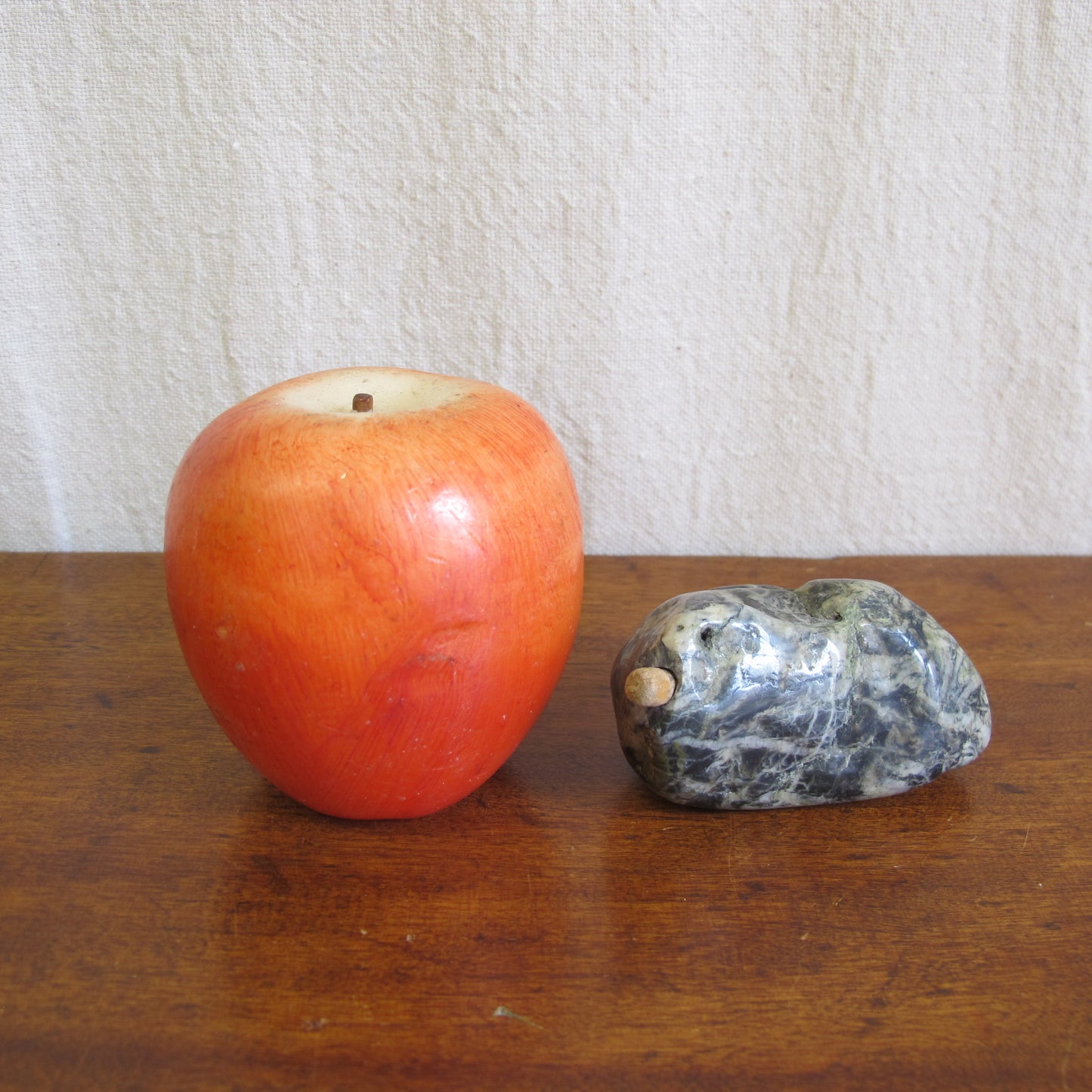 Chinese hardstone snuff bottle in the form of a rabbit or hare, utilizing the natural form of the stone, c. 1920