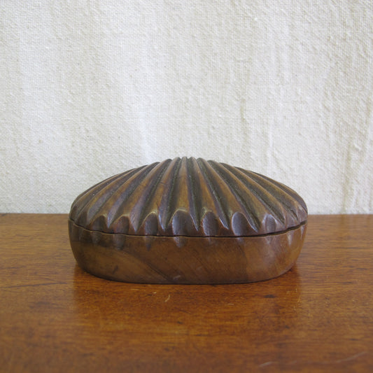 Boxwood shell-carved box, beautifully executed, likely 1900