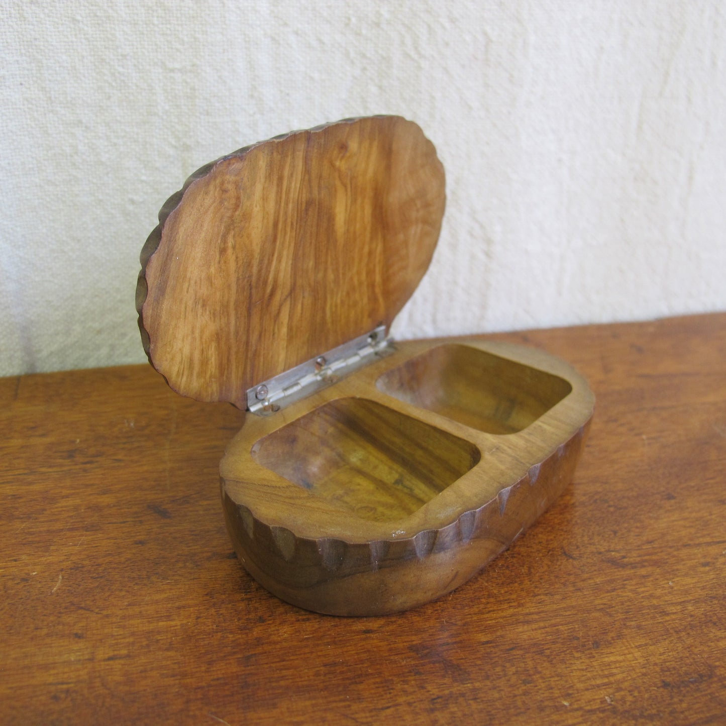 Boxwood shell-carved box, beautifully executed, likely 1900