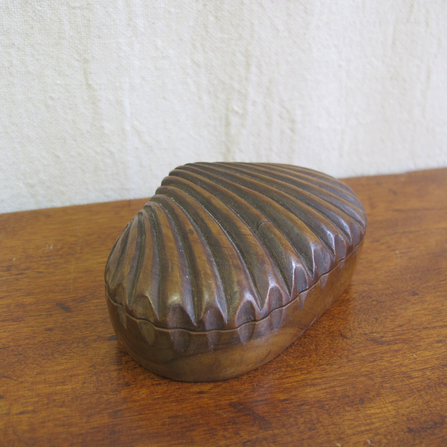 Boxwood shell-carved box, beautifully executed, likely 1900